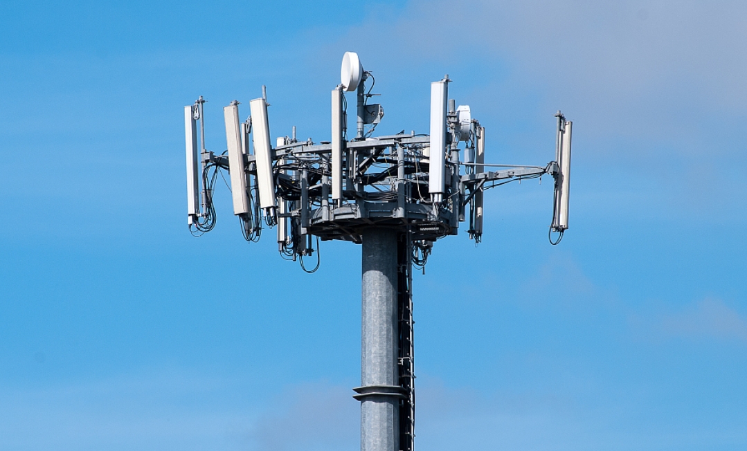 无线通信设备的微型革命：AI插件机在小型化技术中的角色